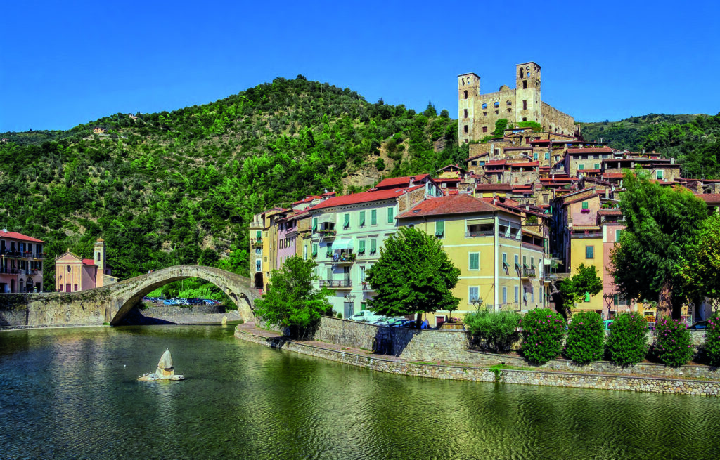 Il borgo di Dolceacqua con il castello dei Doria e il ponte