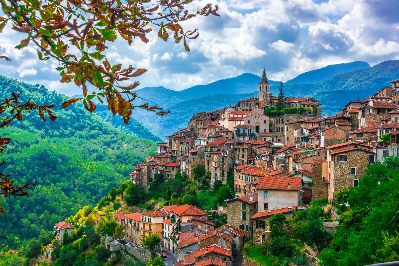 Il borgo di Apricale sulla collina