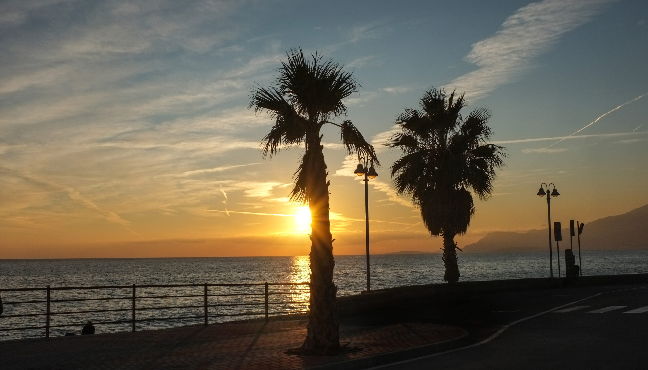 Lungomare di Vallecrosia con le palme al tramonto