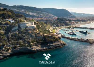 Panoramica dal mare verso il promontorio del Forte Annunziata e Ventimiglia Alta